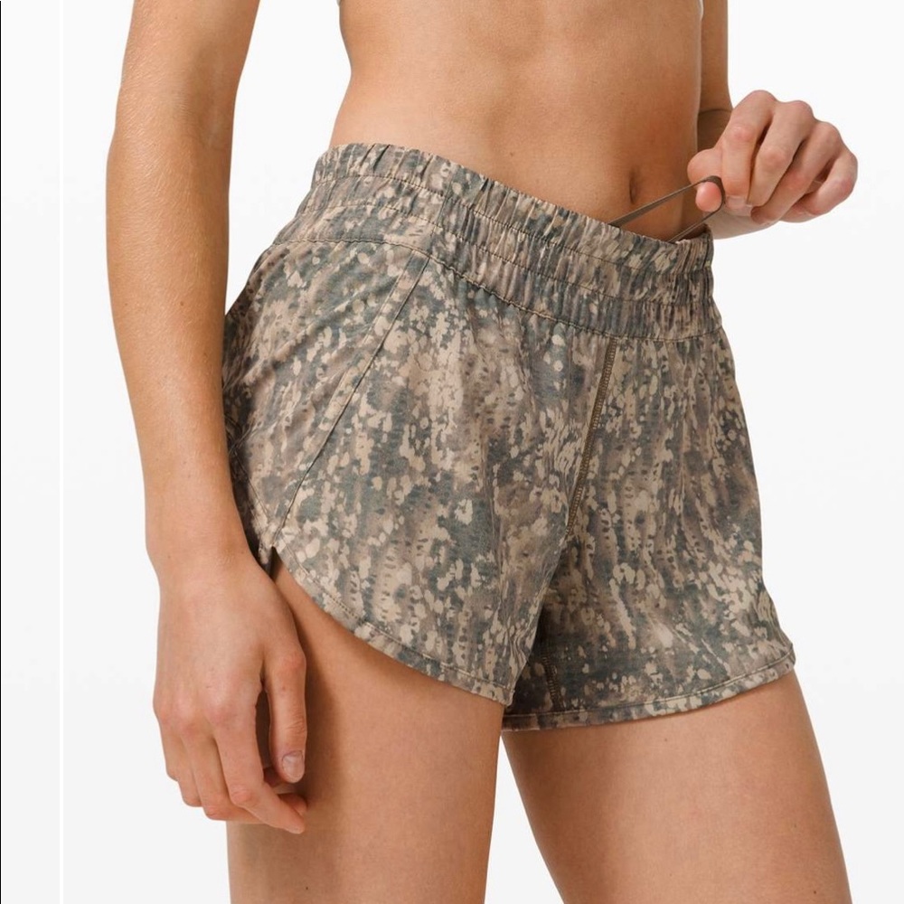 Lululemon Tracker V 4” Gritstone White Opal Shorts Size 6 EEUC